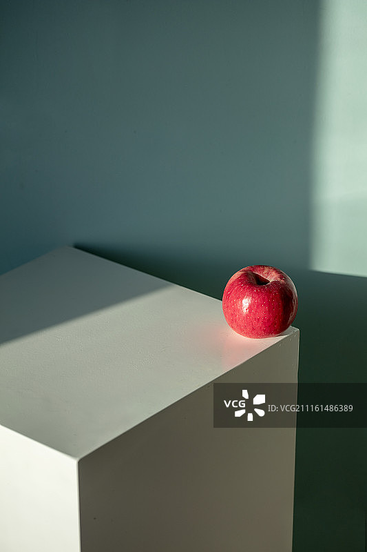 桌子上的苹果图片素材