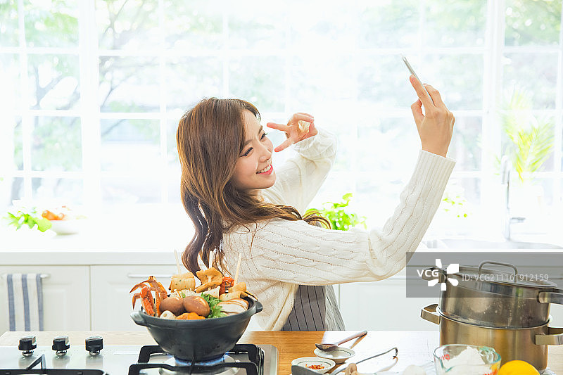 韩语，女性，烹饪(食物准备)，厨房，厨师，食物造型师，智能手机，拍摄，单身生活，v符号，图片素材