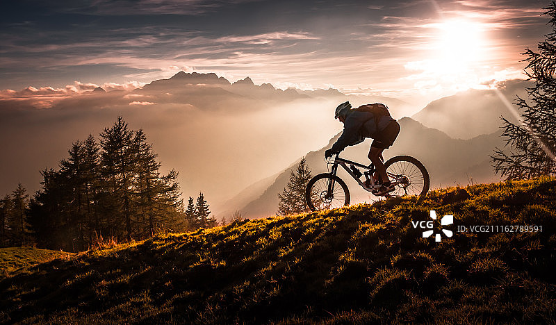 风景秀丽的黎明山地景观与自行车在坡图片素材
