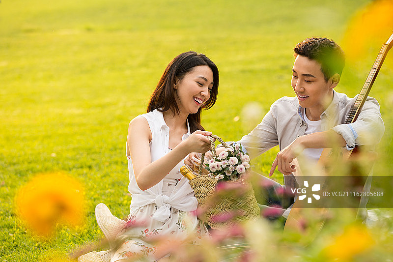 年轻情侣在户外野餐图片素材