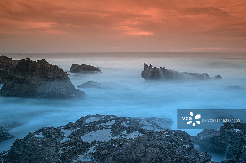 黄昏时大西洋的岩石海岸图片素材