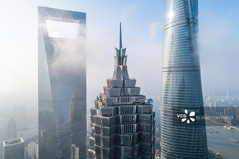 上海陆家嘴云雾之中的建筑群图片素材