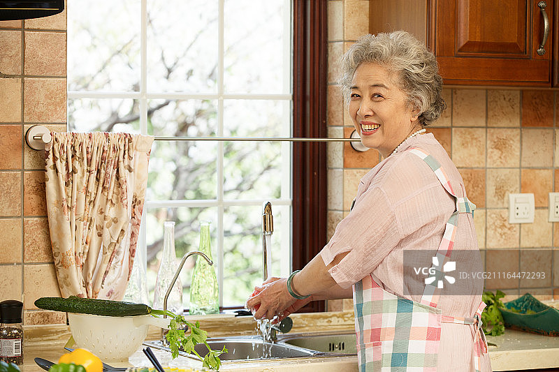老年女人在厨房图片素材