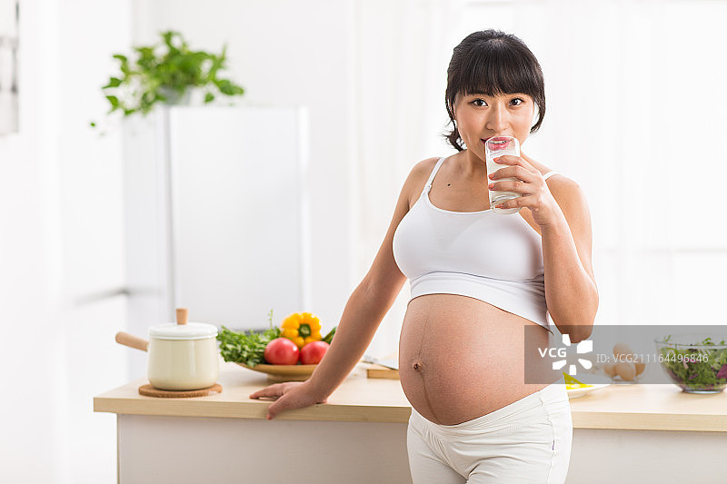 孕妇喝牛奶图片素材