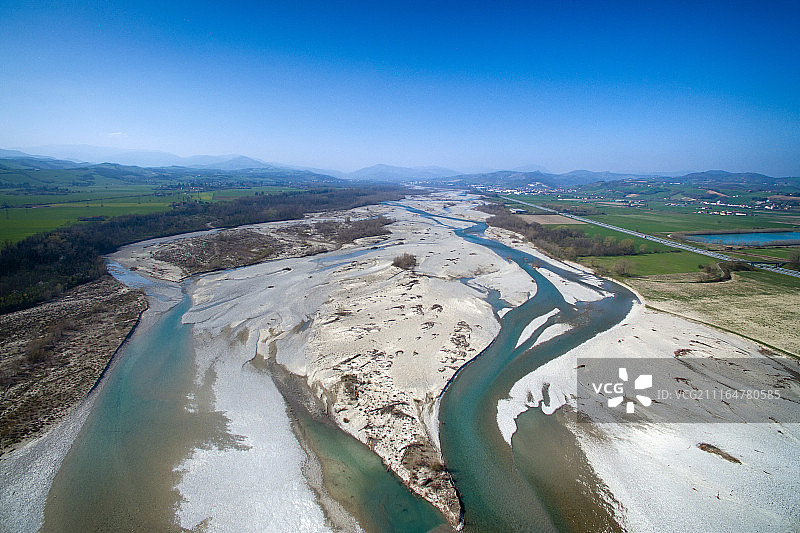 蜿蜒的河流在沙质的旧河床中图片素材