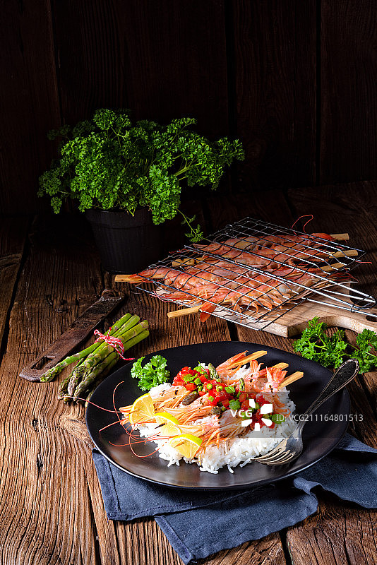 烤红阿根廷虾配红莎莎和绿芦笋图片素材