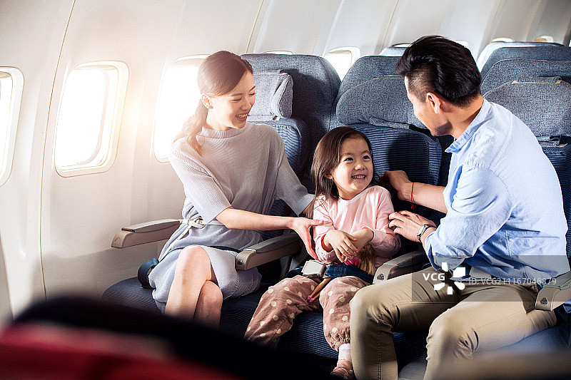 幸福家庭乘飞机图片素材