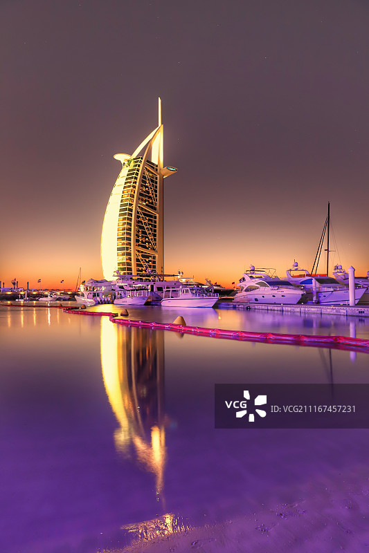 暮光中的帆船酒店 Burj al Arab at dusk.图片素材