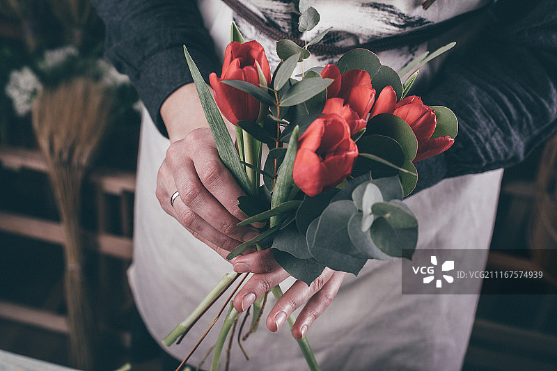 新娘花束中的红色郁金香图片素材