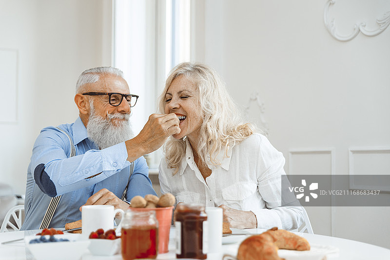 快乐的老年夫妇在吃早餐图片素材