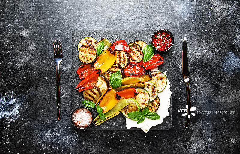 烤五彩蔬菜，茄子，西葫芦，胡椒图片素材