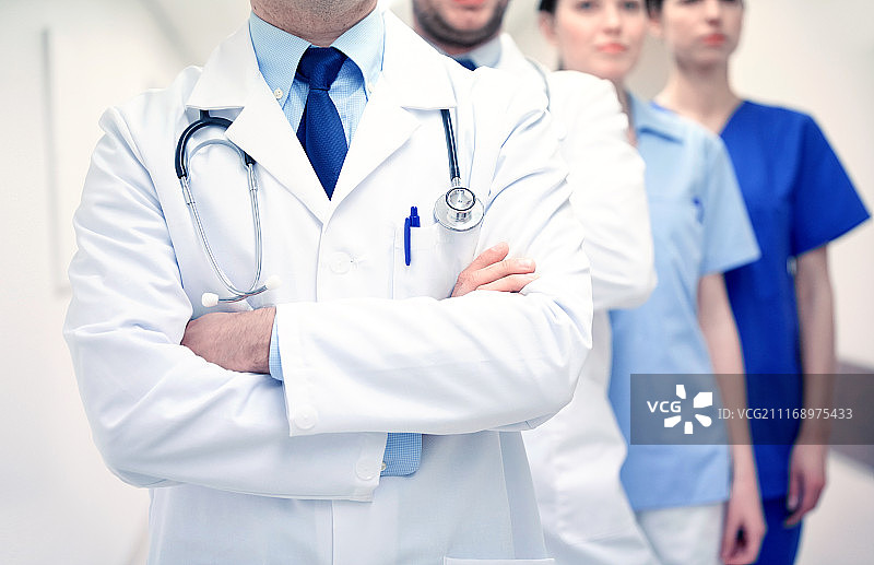 诊所，专业，人，保健和医学概念-近距离医护人员或医生在医院走廊。医护人员或医生在医院走廊的特写图片素材