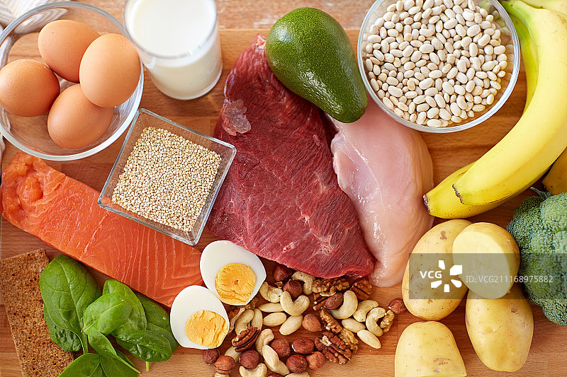 健康饮食与饮食理念——餐桌上的天然食物。餐桌上的天然食物图片素材