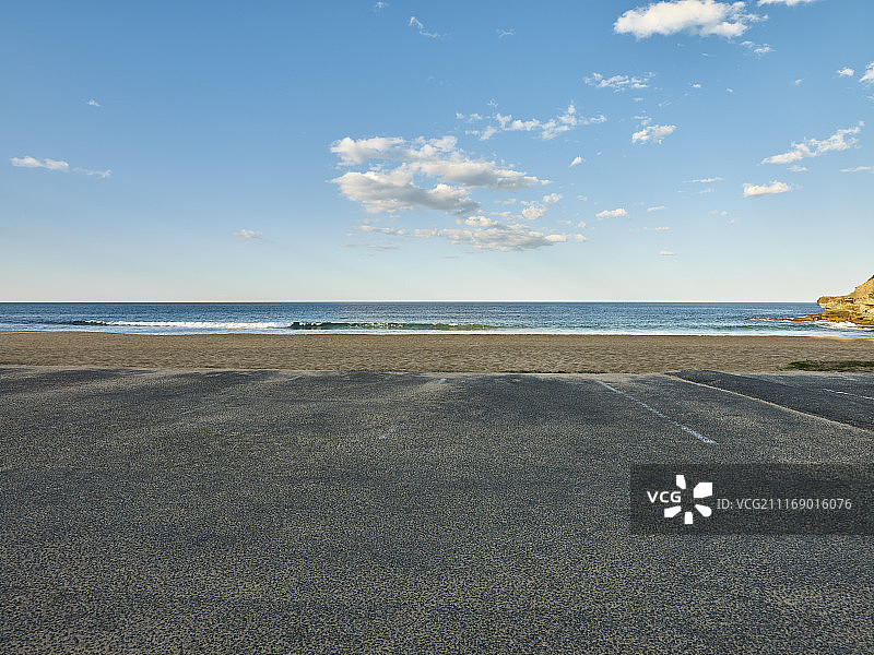 海滨铺设的停车平台图片素材
