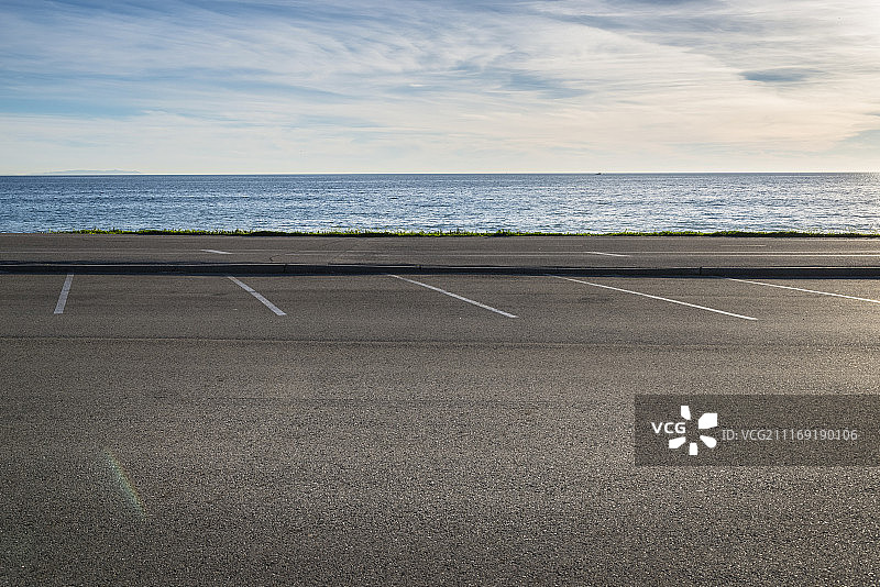 海边的沥青停车场图片素材