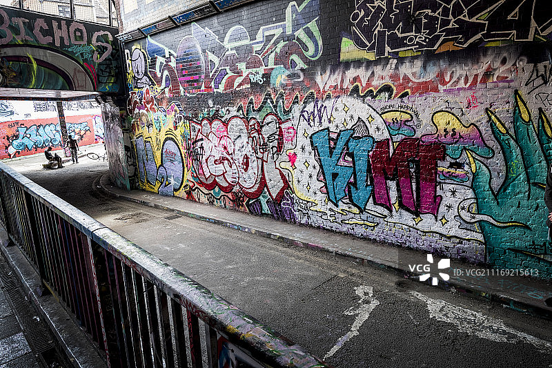 英国伦敦的一条砖砌隧道，上面布满了涂鸦图片素材