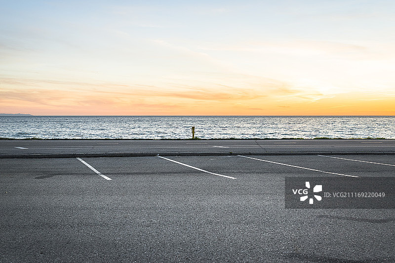 美国圣达菲泉海边的一个停车场图片素材