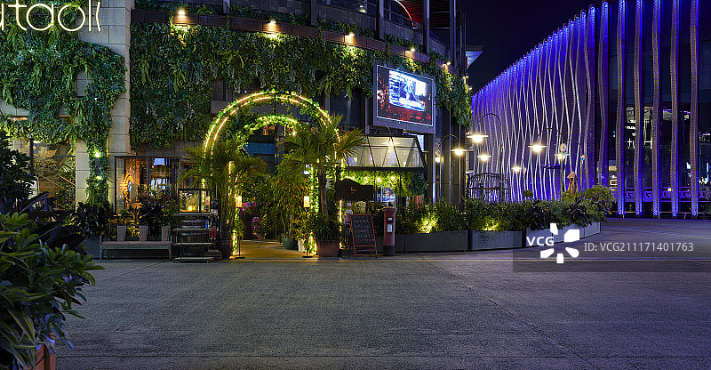特色餐厅和门前休闲广场夜景图片素材