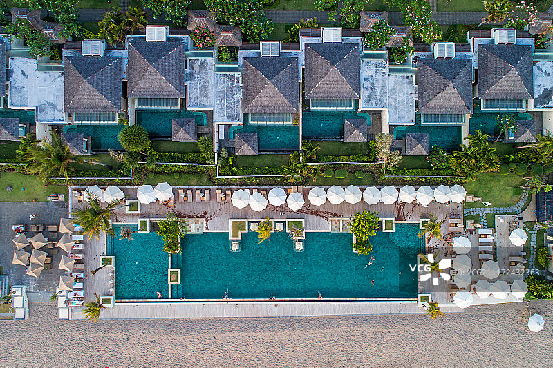 航拍 巴厘岛 海滩边的豪华酒店图片素材