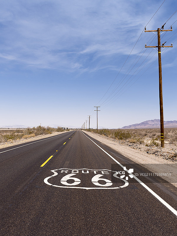沙漠道路与66号公路标志图片素材