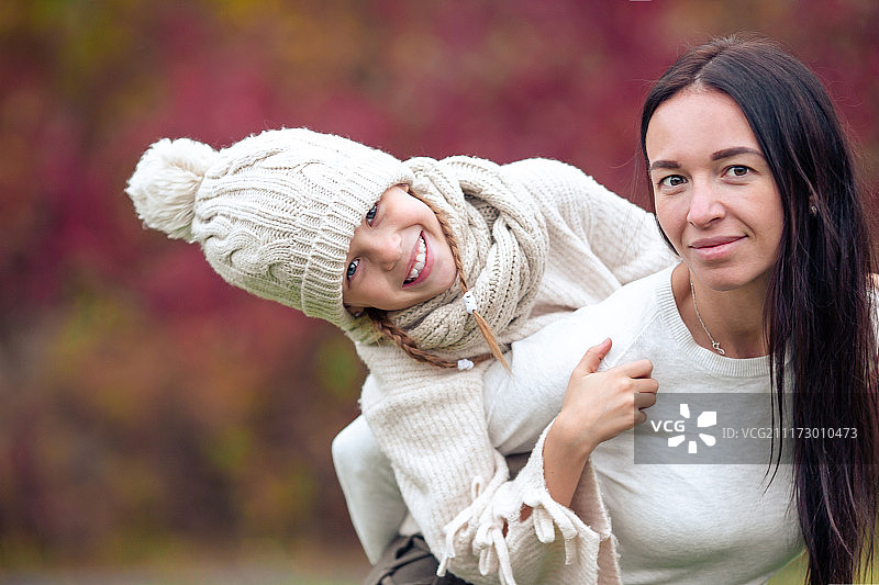 秋天的一天，小女孩和妈妈在公园里图片素材