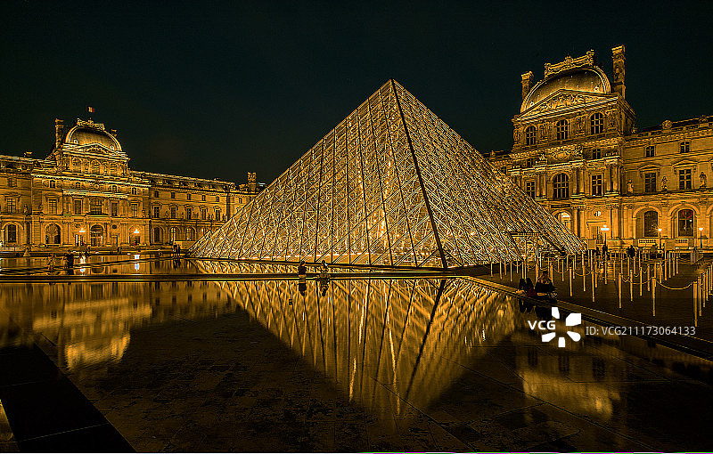 卢浮宫金字塔夜景图片素材