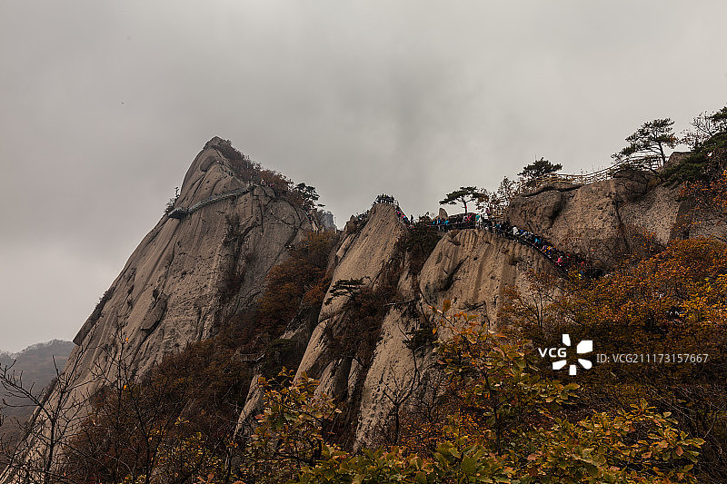 中国辽宁丹东凤凰山秋季五彩森林红叶悬崖峭壁风光图片素材