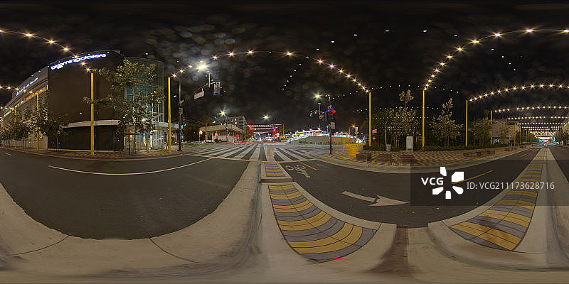 夜晚灯火通明的城市街道图片素材