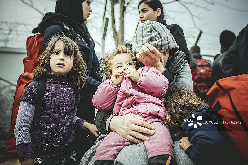 在希腊与马其顿边境的伊多梅尼难民营，难民们在检查站等待，一名残疾人和他的家人，他被拒绝从欧洲希腊的马其顿中部的伊多梅尼图片素材