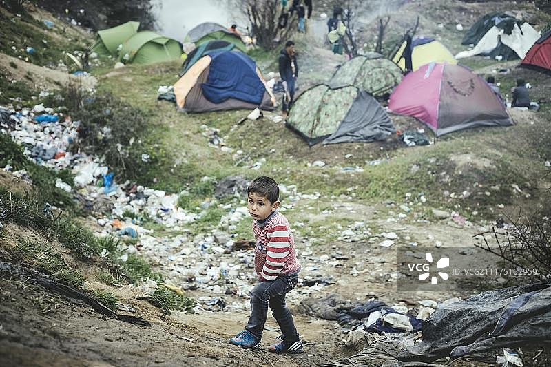 希腊与马其顿边境的伊多梅尼难民营，绝望的小男孩，马其顿中部，希腊，欧洲图片素材