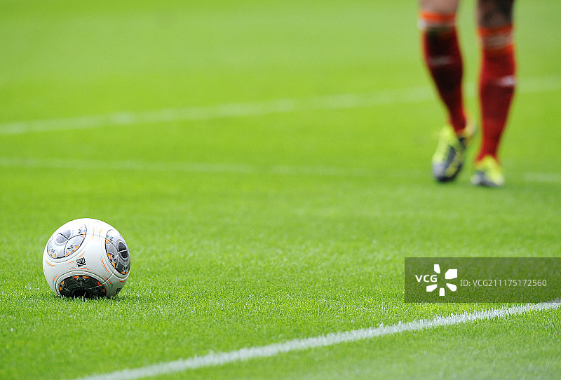 德甲足球“托尔法布里克”和一名球员的双腿，勒沃库森BayArena，北莱茵-威斯特法伦，德国，欧洲图片素材
