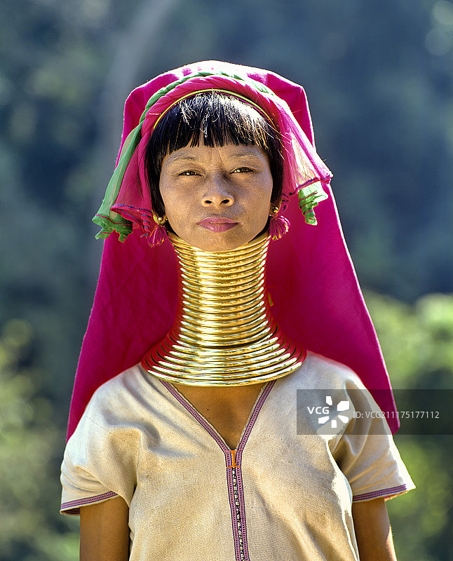 长脖子的妇女，巴东山区部落，也被称为长颈鹿妇女，戴颈环，清莱省，泰国，亚洲泰国图片素材