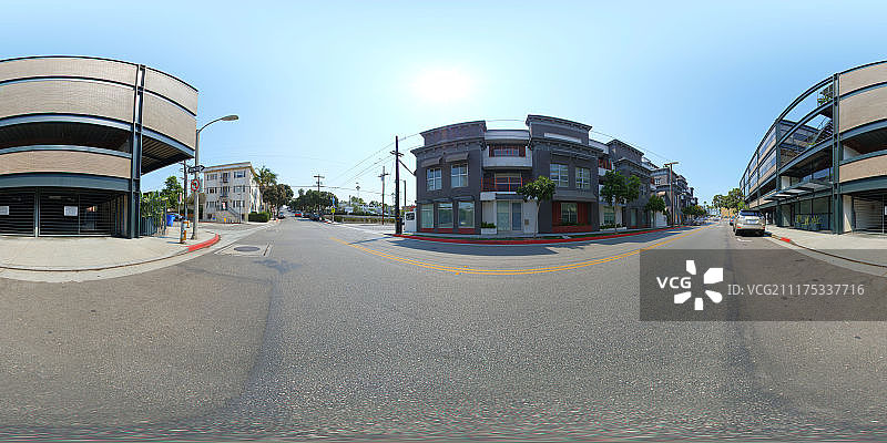 在美国洛杉矶，360°HDRI显示了一条砖砌办公大楼的道路图片素材