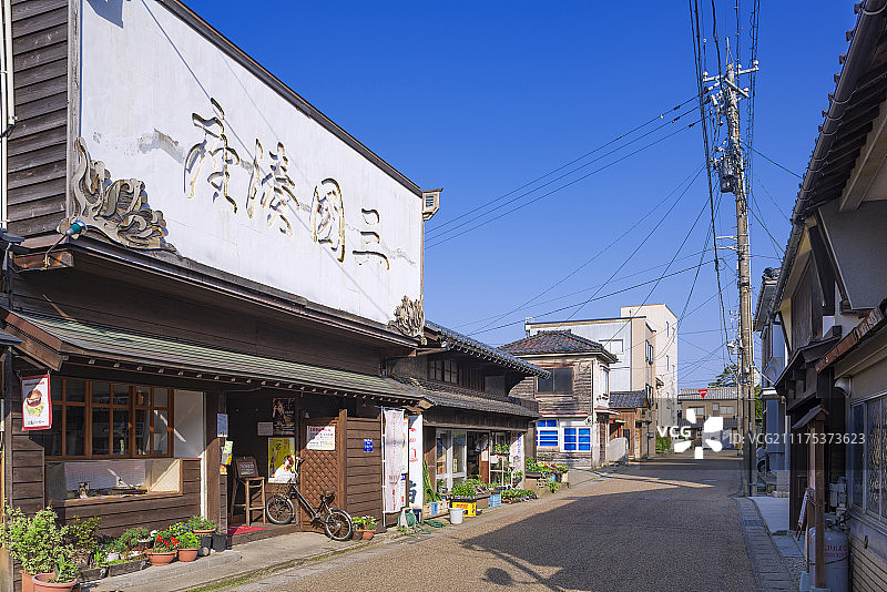日本福井县酒井市的旧剧院，旧城镇景观，一个古老的港口小镇图片素材