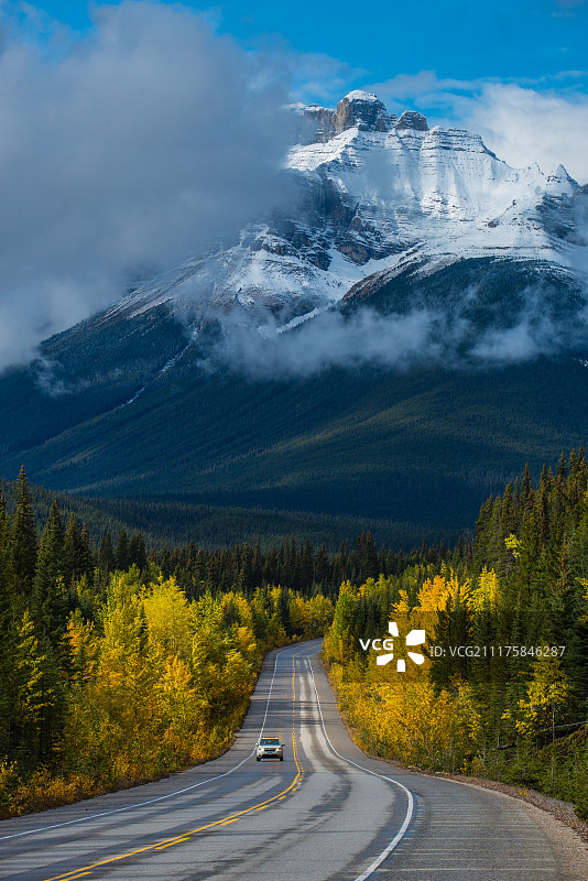秋色绚烂的加拿大班夫国家公园冰原大道图片素材