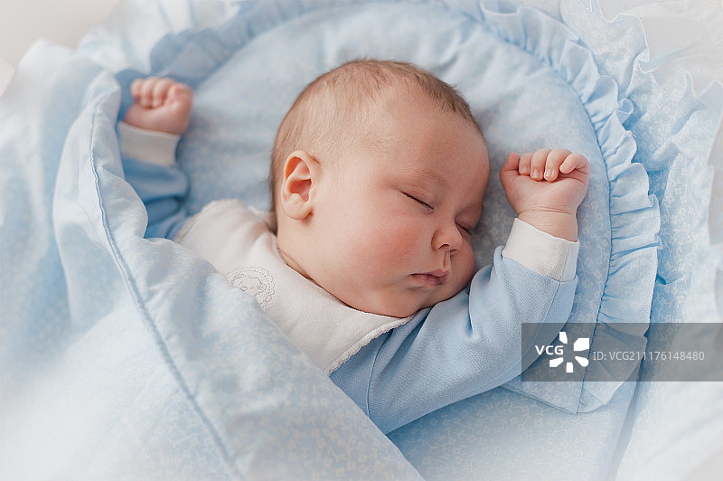婴儿的宁静睡眠新生婴儿在一个木制的婴儿床婴儿睡在床边摇篮图片素材