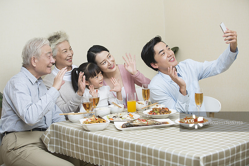 一家人快乐的用餐图片素材