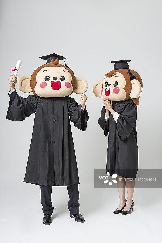 猴头男、女穿着毕业服装，手持毕业证书图片素材