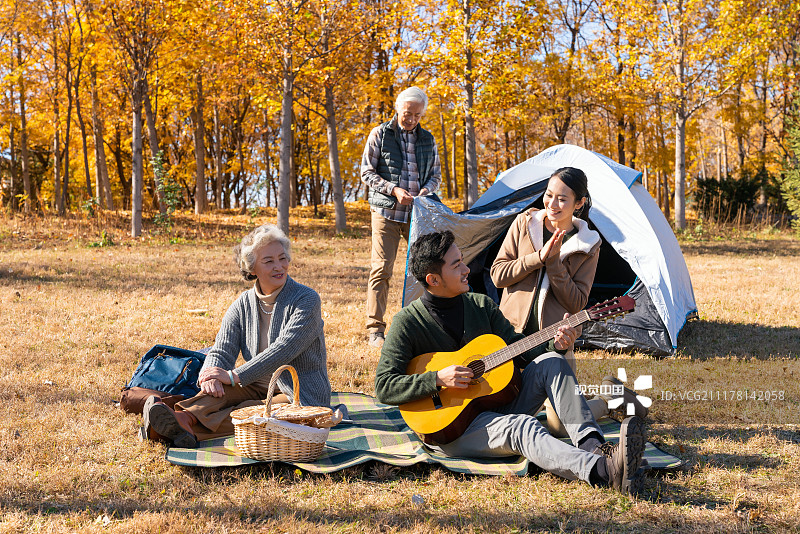 快乐的一家人秋游野餐露营图片素材
