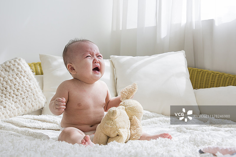 两个可爱宝宝的照片。婴儿穿着尿布在白色的卧室。110图片素材