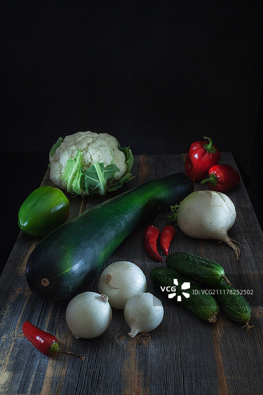 新鲜蔬菜，花椰菜和西葫芦骨髓低调的乡村风格图片素材