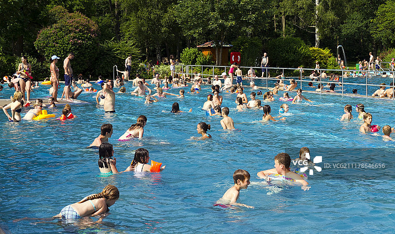 许多游客在繁忙的室外游泳池，旺季，冈兹堡，斯瓦比亚，德国，欧洲图片素材