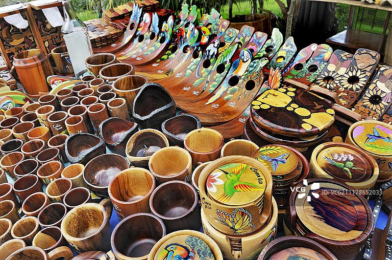 出售纪念品，木制碗和瓶架，阿雷纳尔湖，西端，阿拉胡埃拉省，哥斯达黎加，中美洲图片素材