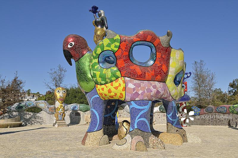 神话鸟，覆盖马赛克的混凝土雕塑，卡利法女王的魔法圈的主要人物，法国雕塑家Niki de Saint Phalle的晚期作品，基特卡森公园，埃斯康迪多，美国圣地亚哥，北美公共场地图片素材