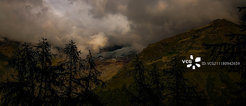 多山的风景映衬着暴风雨的天空图片素材