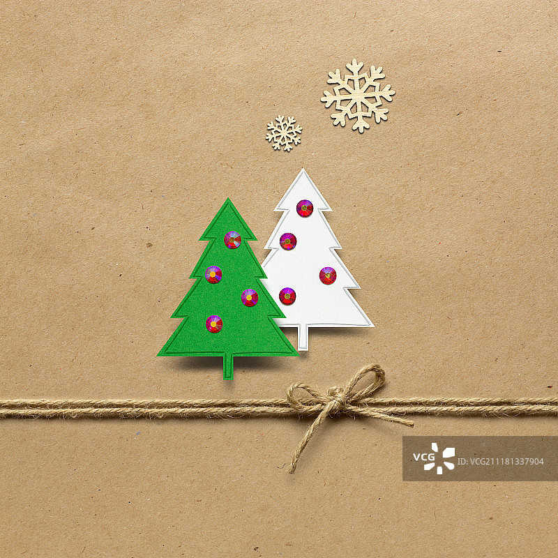 圣诞树的创意概念照片的纸在棕色的背景。神奇的树。图片素材
