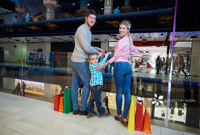 幸福的年轻家庭在商场购物袋图片素材
