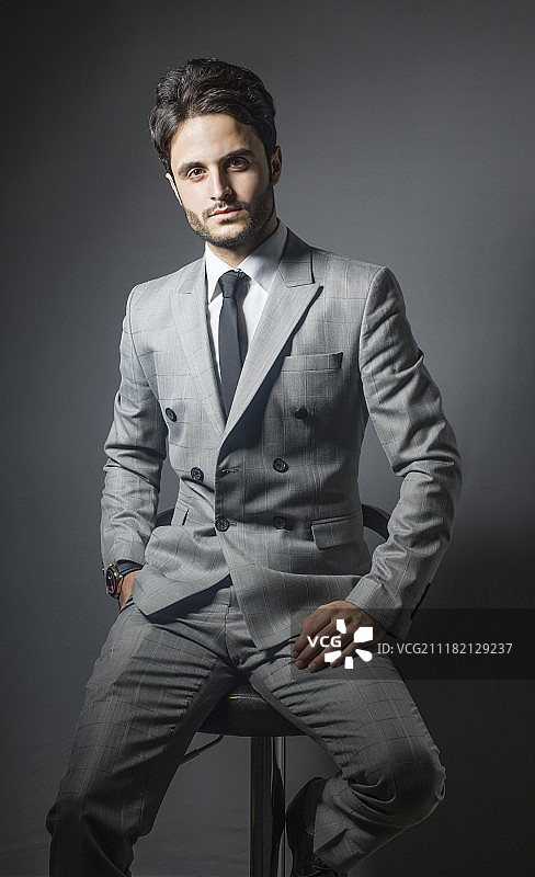 一个穿着灰色西装的英俊男子的肖像图片素材