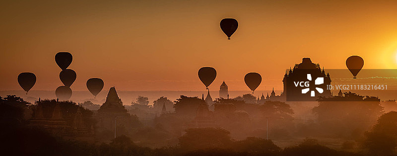 缅甸，蒲甘上空的日出气球图片素材