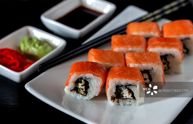 传统日本料理费城寿司卷的新鲜鲑鱼，鳄梨和奶油图片素材